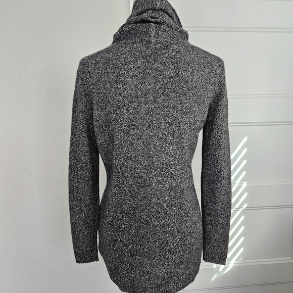 WHITE+WARREN Curved Hem Cashmere Scrunch Neck Sweater Cashmere 100%. Size XS - Picture 4 of 12